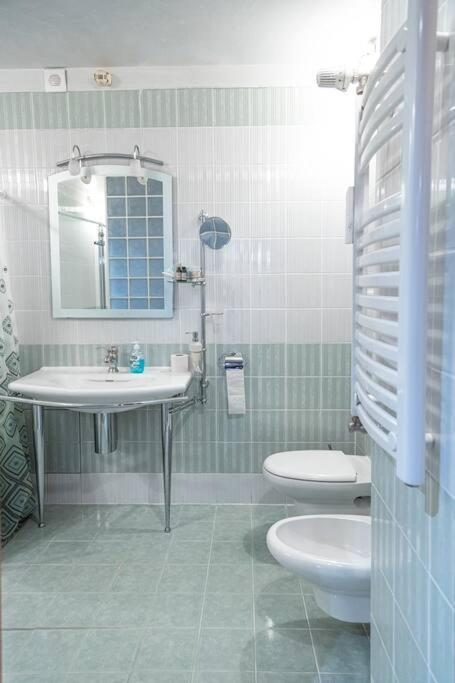 Apartament Very Spacious & Modern 3bed Near Airport & Centre *